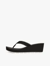 Ojotas negras con plataforma de cuña, tiras de tejido con ribete blanco y logo TH dorado en la tira del dedo.