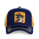 Gorra tipo trucker azul marino con paneles traseros de malla amarilla. Presenta un parche frontal cuadrado con la imagen de Goku y costuras decorativas en color amarillo en la visera y el frente.