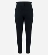 Pantalón skinny de sarga en color negro, con cintura mediana, trabillas, cierre delantero con botón y cremallera, y bolsillos funcionales al frente y en la espalda.