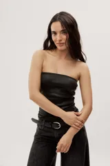Top strapless de calce ajustado, confeccionado en tejido acanalado con acabado brillante, de escote recto, hombros descubiertos y frunces laterales.