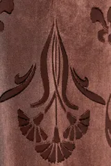 Vestido midi marrón con bordados florales y geométricos en el frente, escote redondo, mangas sisa, tejido plisado y flecos en el ruedo.