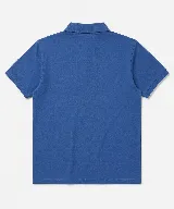 Remera polo verde militar de algodón pima, con cuello y puños acanalados, cierre frontal de tres botones y pequeño bordado de ave en el pecho.