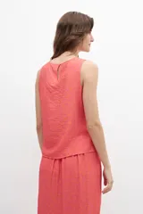 Blusa fucsia con estampa floral, sin mangas.