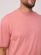 Remera verde agua lisa de corte holgado y mangas cortas.