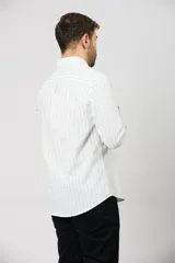 Camisa de manga larga con estampado de rayas verticales, cuello abotonado y cierre frontal con botones.