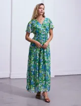 Vestido largo de gasa estampada con flores en tonos verde y azul, escote en V delantero y trasero, corte en la cintura con punto smock y mangas cortas.