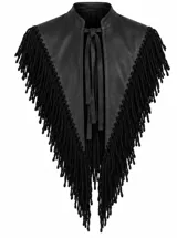 Capa triangular de cuero negro con cuello alto, cierre mediante tiras para anudar y bordes decorados con largos flecos de lana merino.