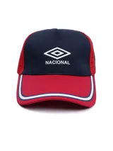 Gorro tipo visera Umbro del Club Nacional de Football, en colores azul marino y rojo con detalles blancos en la visera. Cuenta con el logo de la marca y la inscripción "Nacional" bordados en el frente.