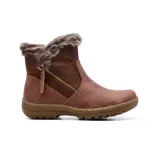Bota corta de cuero color marrón con detalle de piel sintética en el borde superior y cierre lateral decorativo. Posee suela de goma antideslizante con diseño dentado.