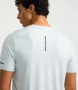 Remera deportiva de hombre en color rojo oscuro, con mangas cortas, cuello redondo y detalle de líneas negras en la manga. Confeccionada en poliéster con tecnología dry fit.