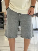 Bermuda de jean de corte baggy y tiro medio, con diseño clásico de cinco bolsillos y lavado claro.