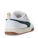 Championes urbanos Puma modelo Park Lifestyle, color blanco con detalles en verde oscuro y suela de goma color caramelo. Presentan cordones anchos en tono crema y el logo de la marca en el lateral y la lengüeta.