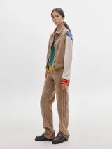 Chaleco de pana color marrón claro con mangas largas de punto color marrón y blanco.