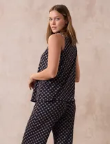 Conjunto de pijama marca René Rofé, compuesto por musculosa con escote en V y botones, y pantalón capri con cintura elastizada, ambos de tejido soft estampado.