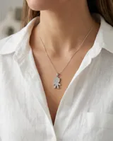 Dije de plata 925 con forma de niño, completamente cubierto de circonias brillantes.