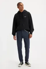 Pantalón chino azul marino de gabardina, marca Levi's, modelo XX Chino Standard Taper. Corte tapered, con tiro medio y cierre con cremallera.