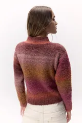 Sweater tejido de punto en hilado bouclé con degradé de colores naranja y rosa. De calce al cuerpo, cuello alto y suave textura.
