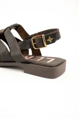 Sandalias cangrejeras de cuero marrón oscuro, con diseño de tiras entrelazadas, talón cerrado y tira ajustable con hebilla metálica.