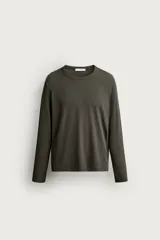 Camiseta de manga larga con cuello redondo, confeccionada en tejido con estructura de canalé y corte relajado.
