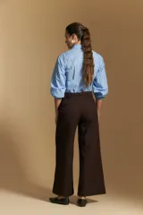Pantalón de vestir negro de corte ancho y tiro alto, con silueta fluida y diseño minimalista.