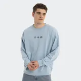 Buzo de cuello redondo color celeste, con diseño de tres pequeños iconos bordados en el centro del pecho.