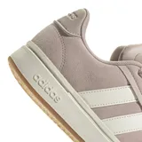 Championes adidas Grand Court Alpha de color rosa suave, confeccionados en gamuza con las icónicas tres tiras laterales en blanco. Presentan una suela de plataforma en tono crema con base de goma y cierre de cordones al tono.