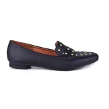 Zapato mocasín de cuero sintético negro con apliques de tachas doradas.