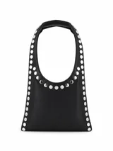 Cartera de mano tipo hobo color negro, confeccionada en material sintético liso, con diseño de tachas metálicas plateadas que bordean toda la estructura y el asa.