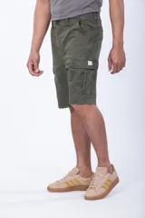 Bermuda cargo color beige con múltiples bolsillos laterales, bolsillos traseros y trabillas para cinturón.