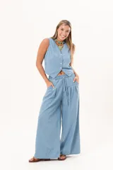 Pantalón de pierna súper amplia, confeccionado en denim fino y liviano, de tiro alto, con cintura elastizada, lazo regulable y bolsillos laterales.