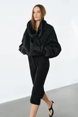 Chaqueta bomber negra ZW Collection con acolchado interior, cuello envolvente de solapa cruzada, mangas largas con puños elásticos y bajo con elástico.