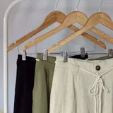 Pantalón verde militar de corte recto con cintura elástica ajustable con cordón.