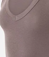 Blusa sin mangas de Blue Steel, confeccionada en tejido de algodón acanalado con escote en V profundo. Presenta un diseño ajustado al cuerpo y textura vertical en relieve.