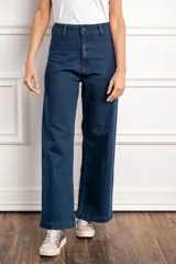 Pantalón de jean azul oscuro, de corte recto y tiro medio.