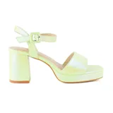 Sandalias blancas de vestir con plataforma y tacón cuadrado. Tira delantera ancha y tira al tobillo con hebilla.