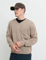 Sweater de punto color ladrillo con cuello en V y mangas largas.