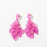 Aros colgantes con forma de pétalos rosados.
