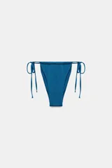 Braguita de bikini azul de tiro medio, con cintura elástica y lazos ajustables en los laterales.