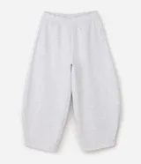 Pantalón deportivo gris melange de corte barrel, confeccionado en moletón con cintura elastizada y bolsillos funcionales.