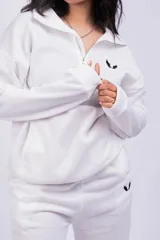 Buzo negro con cierre de media cremallera, cuello alto y logo bordado en el pecho.