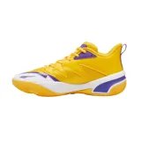 Championes de básquet Puma Genetics con diseño dinámico en colores amarillo, violeta y blanco. Presentan una estructura de malla transpirable, refuerzos sintéticos y una suela de goma diseñada para ofrecer tracción y soporte en la cancha.