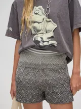 Short de tejido de punto color gris con efecto degradado y patrón de rombos. Tiene pretina elástica combinada.