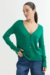 Cárdigan gris claro de viscosa y poliamida, con escote en V y cierre frontal con botones dorados.