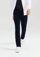 Pantalón de jean azul oscuro, de corte recto, con bolsillos laterales y traseros. Se ajusta a la cintura con botón y cierre. Fabricado en denim con elastano.