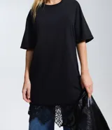 Vestido recto de algodón color negro, con mangas cortas y detalle de encaje aplicado en el ruedo.