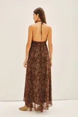 Vestido largo de gasa con lurex, estampado animal print de reptil en tonos marrones. Presenta escote en V con volados, tirantes finos y falda fluida.