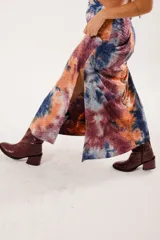 Vestido largo batik con escote en V, sin mangas y corte en la cintura.