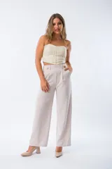 Top strapless color beige con ballenas verticales.