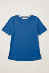 Remera de manga corta color azul con escote redondo amplio.