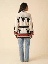 Cardigan crudo de tejido de punto con motivos navajo en rojo, negro y verde claro, sin botones y mangas largas.